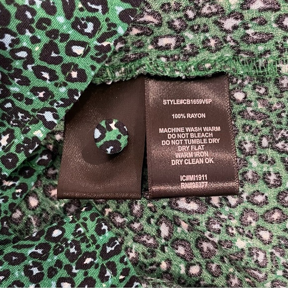 Sanctuary Noelle Animal Print Green and Black V Neck Blouse XL - Picture 3 of 10